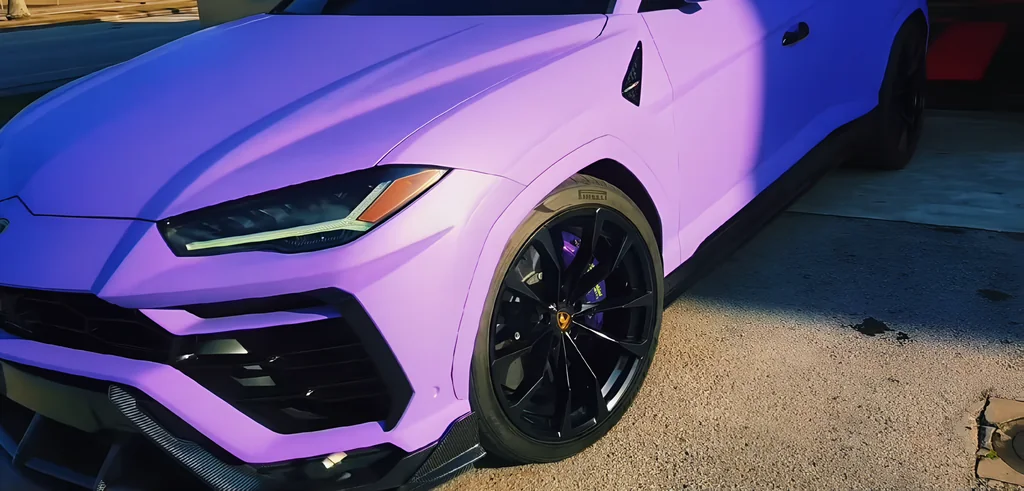 The purple Urus from the front corner, black wheel and purple brake caliper
